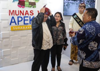 Wali Kota Pematangsiantar dan Istri disambut Cak dan Ning Surabaya di Bandara Juanda dan dipakaikan blangkon serta selendang khas Jawa Timur. ( Ist/ Nawasenanews)