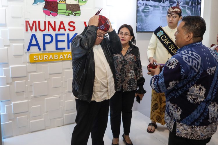 Wali Kota Pematangsiantar dan Istri disambut Cak dan Ning Surabaya di Bandara Juanda dan dipakaikan blangkon serta selendang khas Jawa Timur. ( Ist/ Nawasenanews)