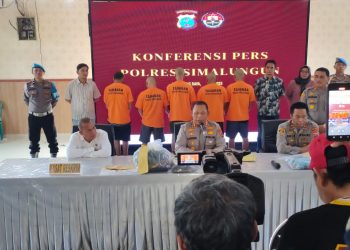Kapolres Simalungun AKBP Marganda Aritonang saat memimpin Konferensi Pers terkait kasus pembunuhan berencana.( Ist/Nawasenanews)