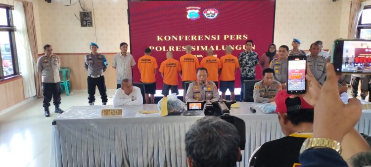 Kapolres Simalungun AKBP Marganda Aritonang saat memimpin Konferensi Pers terkait kasus pembunuhan berencana.( Ist/Nawasenanews)