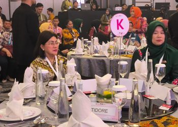 Ketua TP PKK Kota Pematangsiantar saat menghadiri gala dinner di acara Ladies Program APEKSI di Surabaya.( Ist/ Nawasenanews)