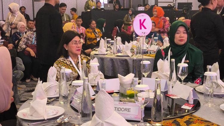 Ketua TP PKK Kota Pematangsiantar saat menghadiri gala dinner di acara Ladies Program APEKSI di Surabaya.( Ist/ Nawasenanews)