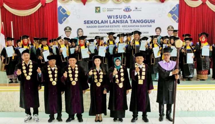 Bupati Simalungun foto bersama dengan 38 wisudawan lansia tangguh usai acara wisuda Lansia tangguh ( Ist/ Nawasenanews)