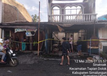 Satu unit ruko hangus karena kebakaran dan 2 unit rumah terdampak kobaran api di Simpang Sinaksak, Lingkungan V Sinaksak, Kelurahan Sinaksak, Kecamatan Tapian Dolok, Kabupaten Simalungun.( Ist/ Nawasenanews)