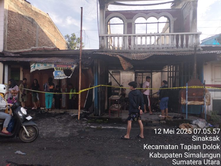 Satu unit ruko hangus karena kebakaran dan 2 unit rumah terdampak kobaran api di Simpang Sinaksak, Lingkungan V Sinaksak, Kelurahan Sinaksak, Kecamatan Tapian Dolok, Kabupaten Simalungun.( Ist/ Nawasenanews)