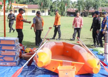Sekda Kota Pematangsiantar usai gladi kesiapsiagaan menghadapi bencana melihat perahu karet yang disiapkan menghadapi bencana banjir.( Ist/ Nawasenanews)