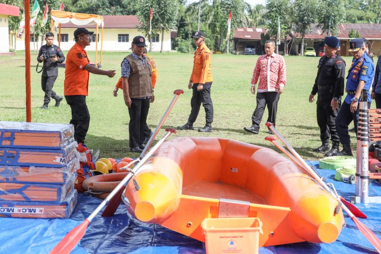 Sekda Kota Pematangsiantar usai gladi kesiapsiagaan menghadapi bencana melihat perahu karet yang disiapkan menghadapi bencana banjir.( Ist/ Nawasenanews)