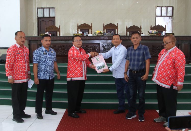 Wali Kota Pematangsiantar Wesly Silalahi saat menghadiri penutupan Rapat Paripurna III terkait LKPJ Wali Kota TA 2024.( Ist/Nawasenanews)