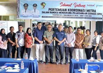 Kabid Kesehatan Masyarakat, Rosman Saragih foto bersama Mhd.Yazid Zuhdey M.I Pulungan, selaku Administrator Kesehatan dari Dinas Kesehatan Provinsi Sumut usai pertemuan koordinasi mitra Germas.( Ist/ Nawasenanews)