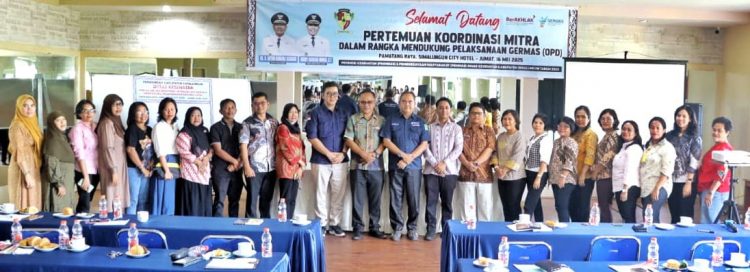 Kabid Kesehatan Masyarakat, Rosman Saragih foto bersama Mhd.Yazid Zuhdey M.I Pulungan, selaku Administrator Kesehatan dari Dinas Kesehatan Provinsi Sumut usai pertemuan koordinasi mitra Germas.( Ist/ Nawasenanews)