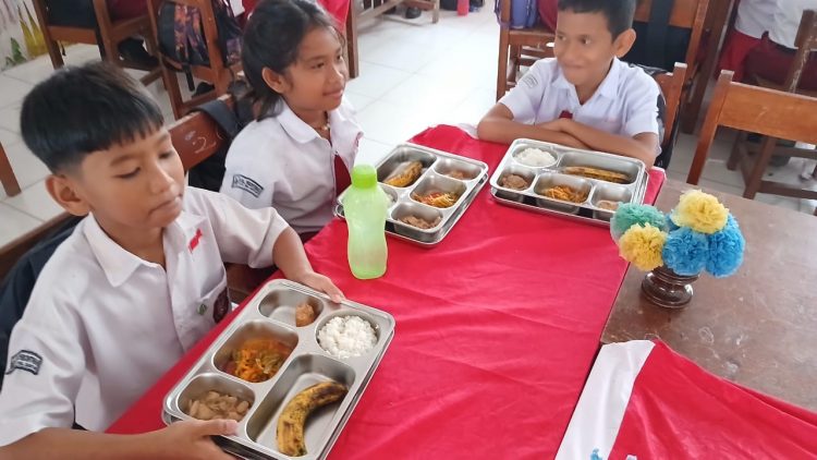 Program Makan Bergizi Gratis ( MBG) mulai disalurkan di kota Pematangsiantar yang diterima oleh siswa beberapa SDN,Satu SMP dan satu SMKN. ( IST/Nawasenanews)
