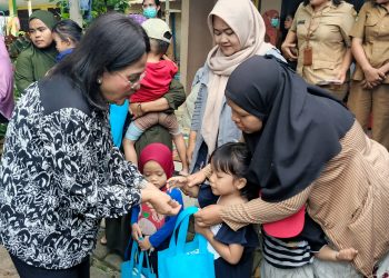 Ketua TP PKK Kota Pematangsiantar Ny Liswati Wesly Silalahi mengunjungi Posyandu dan membagikan susu serta vitamin ke 65 balita di Posyandu Jalan Teratai.( Ist/Nawasenanews)