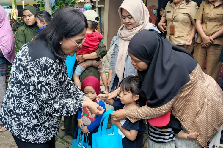 Ketua TP PKK Kota Pematangsiantar Ny Liswati Wesly Silalahi mengunjungi Posyandu dan membagikan susu serta vitamin ke 65 balita di Posyandu Jalan Teratai.( Ist/Nawasenanews)