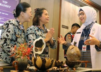 Ketua TP PKK Kabupaten Simalungun menyambangi para pelaku UMKM yang digelar di sekitar lokasi kegiatan, yakni di Hotel Sentra Manado,Kabupaten Minahasa Sulawesi Utara. ( Ist/ Nawasenanews)