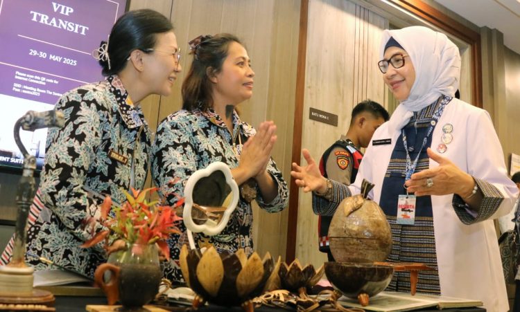Ketua TP PKK Kabupaten Simalungun menyambangi para pelaku UMKM yang digelar di sekitar lokasi kegiatan, yakni di Hotel Sentra Manado,Kabupaten Minahasa Sulawesi Utara. ( Ist/ Nawasenanews)
