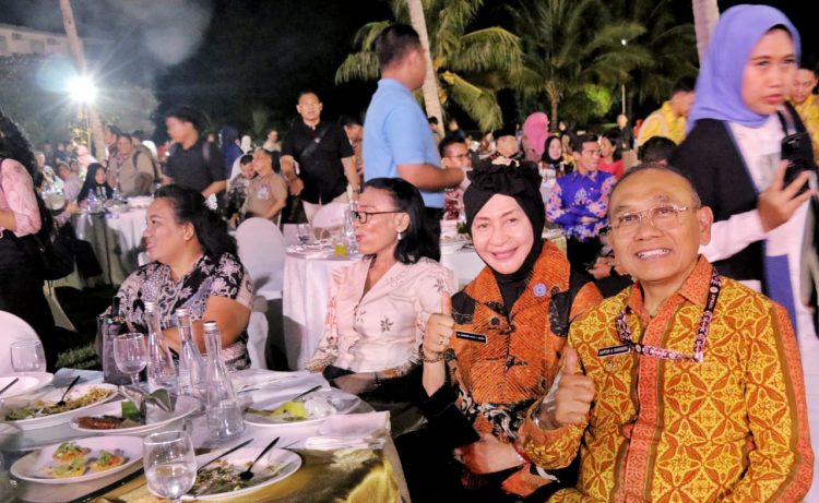 Bupati Simalungun bersama istri saat menghadiri gala dinner yang diadakan Panitia Munas APKASI di Manado Sulawesi Utara.( Ist/ Nawasenanews)
