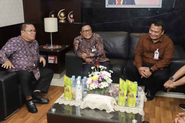 Wali Kota Pematangsiantar Wesly Silalahi bersama Kepala Bank Sumut Cabang Pematangsiantar menemui Dirut PT Bank Sumut di Medan.( Ist/Nawasenanews)