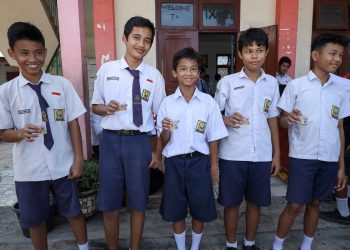 Sejumlah siswa saat membawa sampel urine masing- masing untuk di test guna mencegah dan menanggulangi penyalahgunaan narkotika dan obat-obatan terlarang (narkoba) dikalangan pelajar dan guru.( Ist/ Nawasenanews)