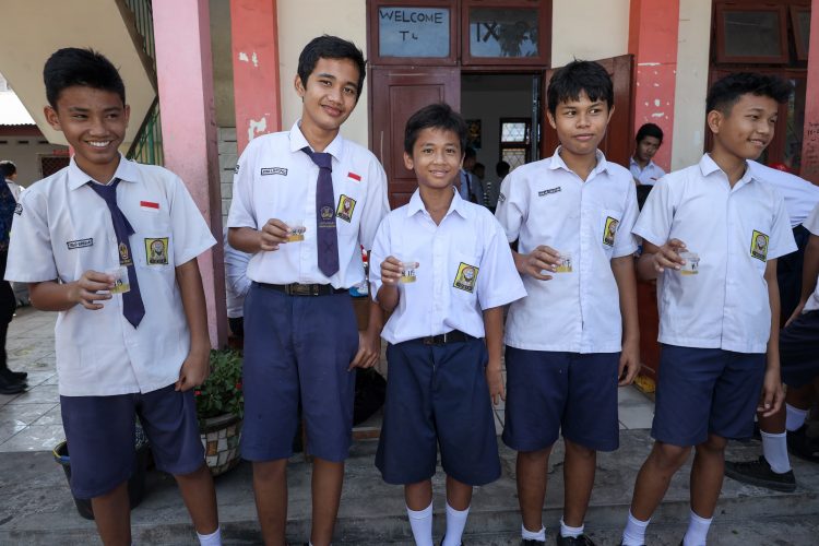 Sejumlah siswa saat membawa sampel urine masing- masing untuk di test guna mencegah dan menanggulangi penyalahgunaan narkotika dan obat-obatan terlarang (narkoba) dikalangan pelajar dan guru.( Ist/ Nawasenanews)