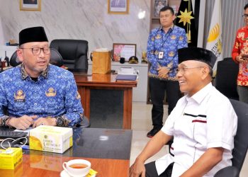 Bupati Simalungun, Anton Achmad Saragih saat berbincang di ruang kerja Sekjend Kemensos RI untuk menyampaikan dokumen dukungan terhadap UHC dan rencana pembangunan sekolah rakyat di Jakarta.( Ist/ Nawasenanews)