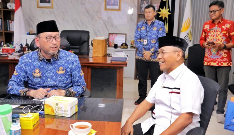 Bupati Simalungun, Anton Achmad Saragih saat berbincang di ruang kerja Sekjend Kemensos RI untuk menyampaikan dokumen dukungan terhadap UHC dan rencana pembangunan sekolah rakyat di Jakarta.( Ist/ Nawasenanews)