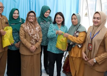 Ketua TP PKK Kota Pematangsiantar Ny Liswati Wesly Silalahi meninjau langsung pelaksanaan Inspeksi Visual Asam Asetat (IVA) Test di Puskesmas Raya dan memberikan bingkisan kecil kepada para ibu yang sudah melakukan pemeriksaan. ( Ist/ Nawasenanews)