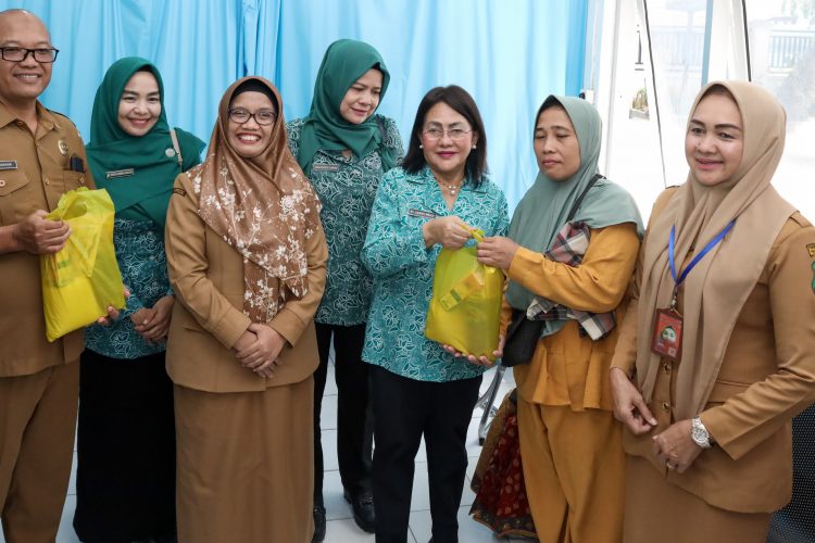 Ketua TP PKK Kota Pematangsiantar Ny Liswati Wesly Silalahi meninjau langsung pelaksanaan Inspeksi Visual Asam Asetat (IVA) Test di Puskesmas Raya dan memberikan bingkisan kecil kepada para ibu yang sudah melakukan pemeriksaan. ( Ist/ Nawasenanews)