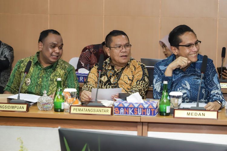 Wali Kota Pematangsiantar Wesly Silalahi yang diapit Wali Kota Padang Sidempuan dan Wali Kota Medan saat menghadiri Rapat Umum Pemegang Saham (RUPS) Luar Biasa PT Bank Sumut Tahun 2025 yang digelar di Ruang Rapat Direksi Lantai III Gedung PT Bank Sumut, Medan, Selasa (03/06/2025).( Ist/ Nawasenanews)