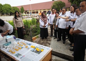 Wali Kota Pematangsiantar saat memantau langsung pelaksanaan tes urine bagi pelajar dan guru di SMP negeri 8 untuk mendeteksi penyalahgunaan Narkoba.( Ist/ Nawasenanews)