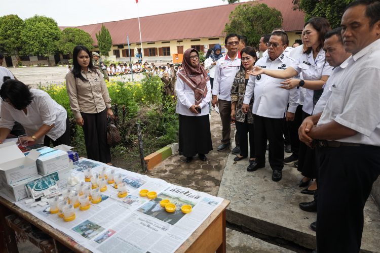 Wali Kota Pematangsiantar saat memantau langsung pelaksanaan tes urine bagi pelajar dan guru di SMP negeri 8 untuk mendeteksi penyalahgunaan Narkoba.( Ist/ Nawasenanews)