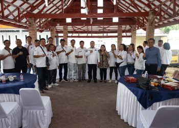 Wesly Silalahi foto bersama dengan para pedagang pasar Horas di acara Ramah Tamah bersama Asosiasi Pedagang Gedung IV Pasar Horas, dan berjanji mengupayakan pembangunan gedung IV Pasar Horas yang terbakar tahun lalu. ( Ist/ Nawasenanews)