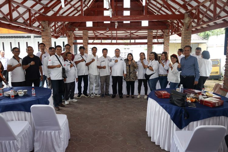 Wesly Silalahi foto bersama dengan para pedagang pasar Horas di acara Ramah Tamah bersama Asosiasi Pedagang Gedung IV Pasar Horas, dan berjanji mengupayakan pembangunan gedung IV Pasar Horas yang terbakar tahun lalu. ( Ist/ Nawasenanews)