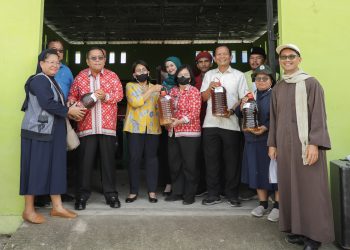 Ordo Karmel Komisariat Sumatera dan Kongregasi Suster Suster Santo Yosep (KSSY) Indonesia menyerahkan bantuan Eco Enzyme untuk menyiram Tempat Pemrosesan Akhir (TPA) Sampah Tanjung Pinggir yang diterima Wali Kota di TPA Tanjung Pinggir.( Ist/ Nawasenanews)