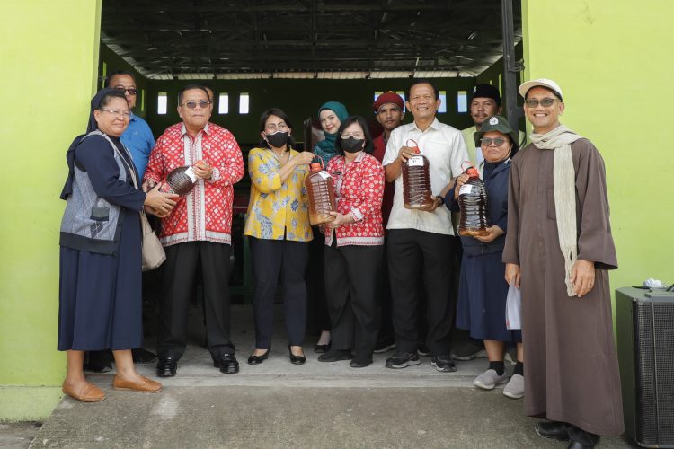 Ordo Karmel Komisariat Sumatera dan Kongregasi Suster Suster Santo Yosep (KSSY) Indonesia menyerahkan bantuan Eco Enzyme untuk menyiram Tempat Pemrosesan Akhir (TPA) Sampah Tanjung Pinggir yang diterima Wali Kota di TPA Tanjung Pinggir.( Ist/ Nawasenanews)