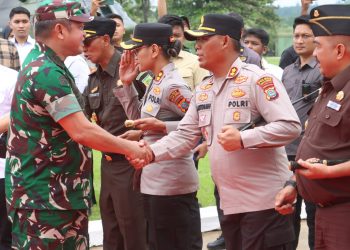 Kapolres Simalungun AKBP Marganda Aritonang saat menyambut kedatangan Kepala Staf TNI Angkatan Darat (KSAD) Jenderal TNI Maruli Simanjuntak dalam kunjungan kerjanya ke Kabupaten Simalungun. ( Ist/ Nawasenanews)