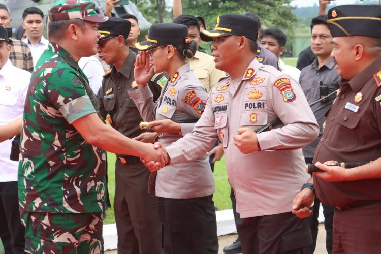 Kapolres Simalungun AKBP Marganda Aritonang saat menyambut kedatangan Kepala Staf TNI Angkatan Darat (KSAD) Jenderal TNI Maruli Simanjuntak dalam kunjungan kerjanya ke Kabupaten Simalungun. ( Ist/ Nawasenanews)