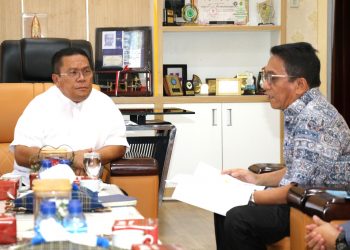 Ketua Panitia Kurban Masjid An-Nur Pemko Pematangsiantar Zainal Siahaan saat melaporkan rencana penyembelihan hewan kurban kepada wali kota. ( Ist/ Nawasenanews)