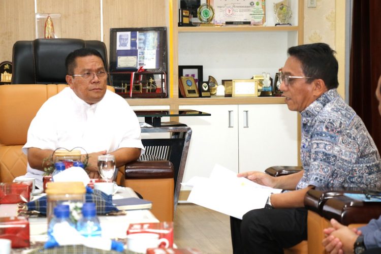 Ketua Panitia Kurban Masjid An-Nur Pemko Pematangsiantar Zainal Siahaan saat melaporkan rencana penyembelihan hewan kurban kepada wali kota. ( Ist/ Nawasenanews)