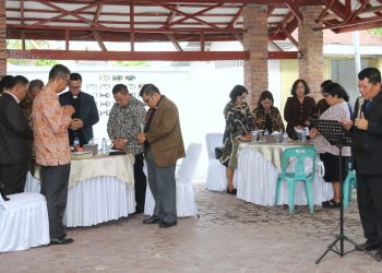 Wesly dan istri berdoa bersama PGI dalam kegiatan Ibadah dan Ramah Tamah Bersama Persekutuan Gereja Gereja di Indonesia Daerah (PGI-D) Kota Pematangsiantar untuk mendoakan kota Pematangsiantar tetap dalam kondisi kondusif.( Ist/ Nawasenanews)