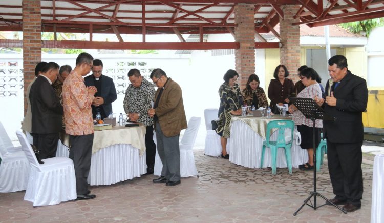 Wesly dan istri berdoa bersama PGI dalam kegiatan Ibadah dan Ramah Tamah Bersama Persekutuan Gereja Gereja di Indonesia Daerah (PGI-D) Kota Pematangsiantar untuk mendoakan kota Pematangsiantar tetap dalam kondisi kondusif.( Ist/ Nawasenanews)