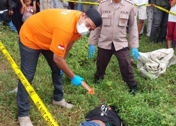 Polsek Serbelawan bersama Tim INAFIS melakukan olah TKP atas temuan mayat yang diduga merupakan korban laka lantas di Tapian Dolok Sabtu, ( 7/06/2025).(Ist / Nawasenanews)
