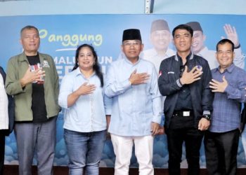 Bupati Simalungun Anton Achmad Saragih foto bersama dengan ketua dan anggota DPRD dari Partai Nasdem saat menghadiri penyerahan daging qurban yang digelar Dewan Pimpinan Daerah (DPD) Partai Nasional Demokrat (NasDem) Kabupaten Simalungun.( Ist/ Nawasenanews)