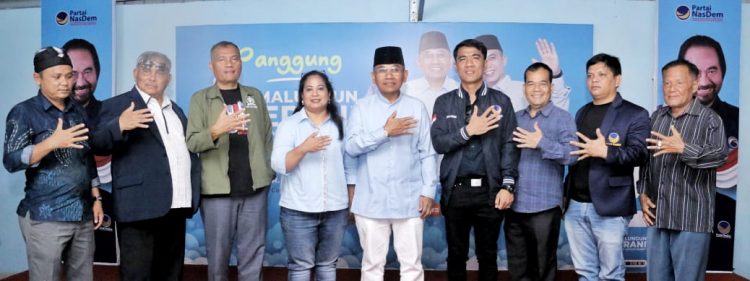 Bupati Simalungun Anton Achmad Saragih foto bersama dengan ketua dan anggota DPRD dari Partai Nasdem saat menghadiri penyerahan daging qurban yang digelar Dewan Pimpinan Daerah (DPD) Partai Nasional Demokrat (NasDem) Kabupaten Simalungun.( Ist/ Nawasenanews)