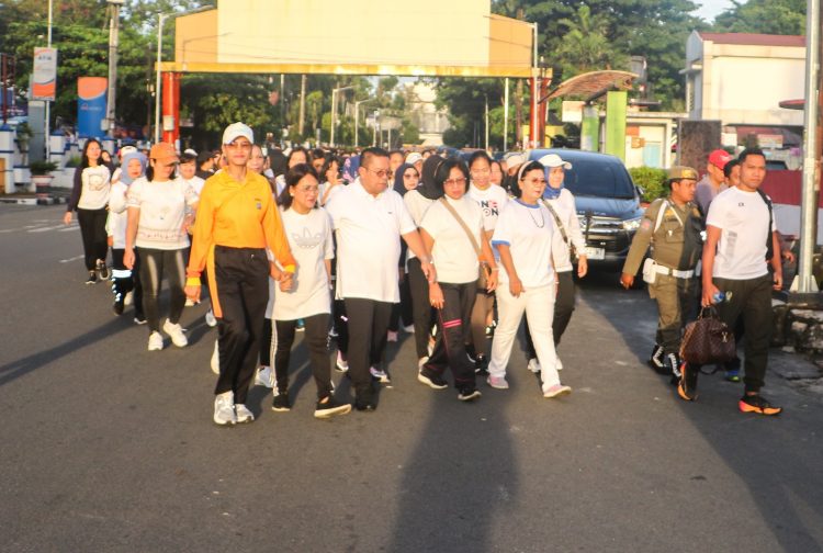 Wali Kota Pematangsiantar Wesly Silalahi SH MKn bersama Ketua TP PKK Ny Liswati Wesly Silalahi mengikuti kegiatan Fun Walk, Sehat Bersama Bidan Indonesia.( Ist/ Nawasenanews)