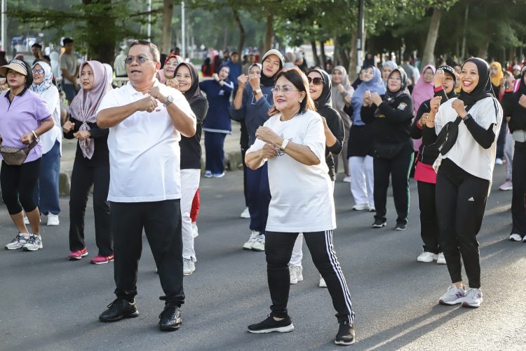 Wali Kota Pematangsiantar Wesly Silalahi dan Ny Liswati senam sehat bersama masyarakat yang hadir saat kegiatan Car Free Day ( CFD). ( Ist/ Nawasenanews)