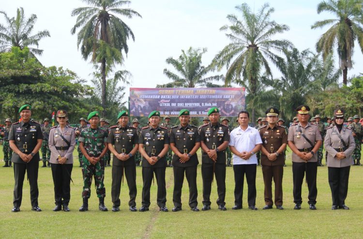 Sekda foto bersama dengan Danyon 122 / TS usai Upacara sertijab yang dihadiri Wali Kota Pematangsiantar Wesly Silalahi SH MKn diwakili Sekretaris Daerah (Sekda) Junaedi Antonius Sitanggang SSTP MSi itu, digelar di Lapangan Mako Yonif 122/TS, Jalan Pematangsiantar-Tanah Jawa Nagori Silau Malaha Kecamatan Siantar Kabupaten Simalungun.(Ist/ Nawasenanews)