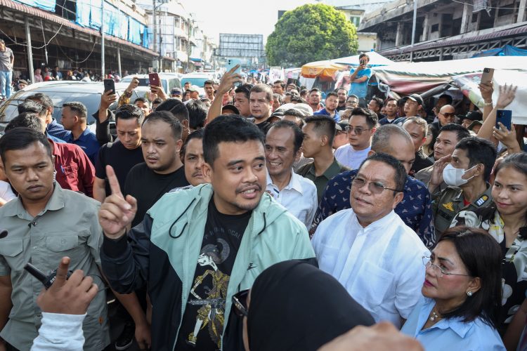 Gubernur Sumut Muhammad Bobby Afif Nasution didampingi Wesly dan istri saat meninjau Gedung IV Pasar Horas di Jalan Merdeka Pematangsiantar, Minggu (15/06/2025).