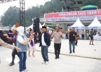 Kapolres Simalungun dan Bupati Simalungun manortor bersama masyarakat saat peluncuran program " Safe tourism" di pantai bebas Parapat, Sabtu , 28 Juli 2025.( Ist/ Nawasenanews)