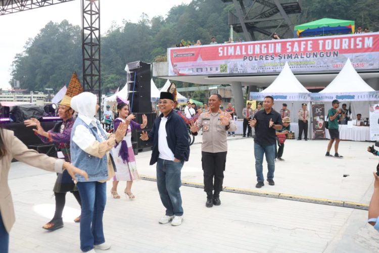 Kapolres Simalungun dan Bupati Simalungun manortor bersama masyarakat saat peluncuran program " Safe tourism" di pantai bebas Parapat, Sabtu , 28 Juli 2025.( Ist/ Nawasenanews)