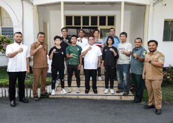 Wali Kota Pematangsiantar Wesly Silalahi menyambut kehadiran atlet berprestasi dari cabang olahraga karate dan taekwondo di rumah dinasnya.( Ist/ Nawasenanews)